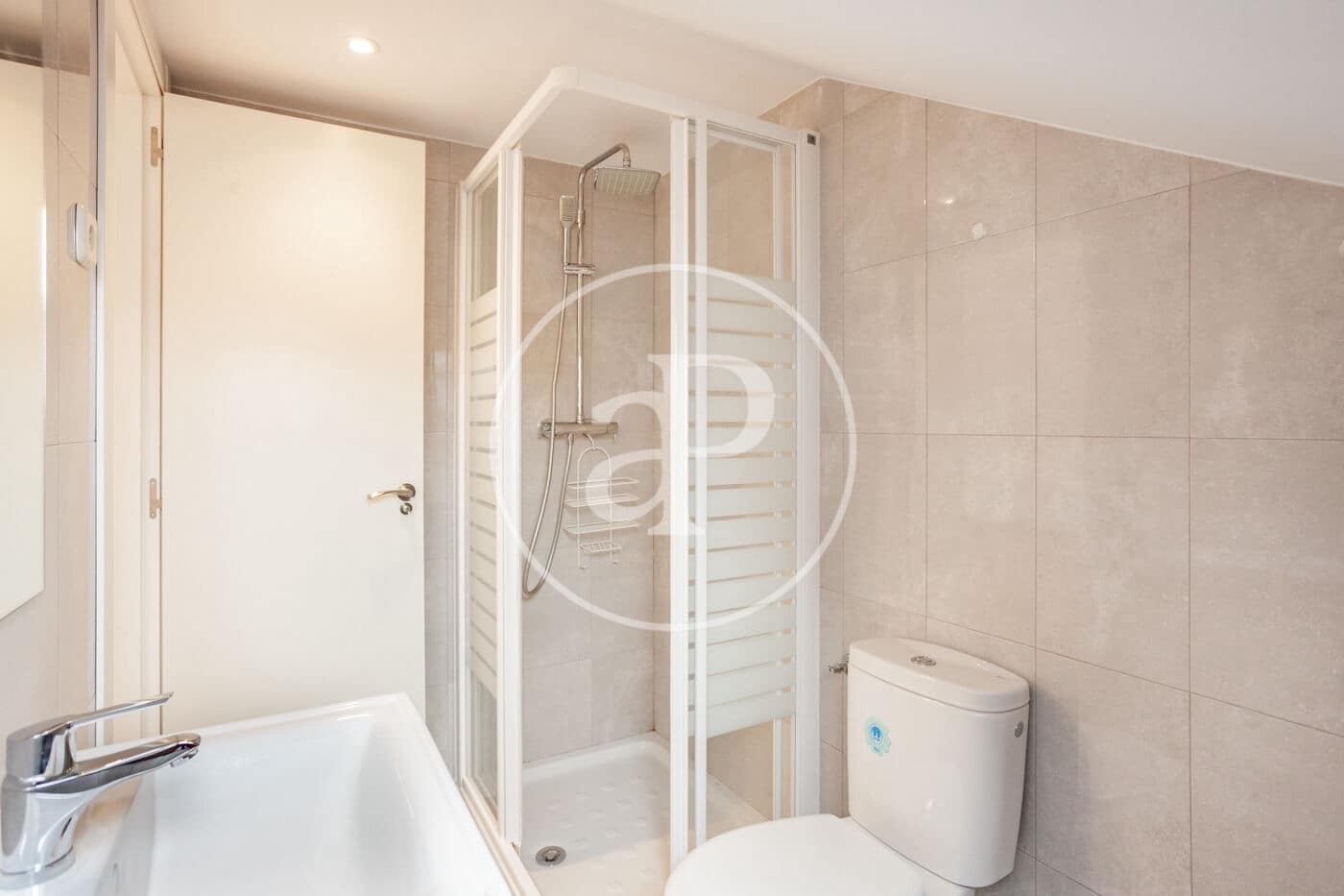 5 bedroom Villa for rent in Madrid city with garage - € 2,800 (Ref: 9861879)