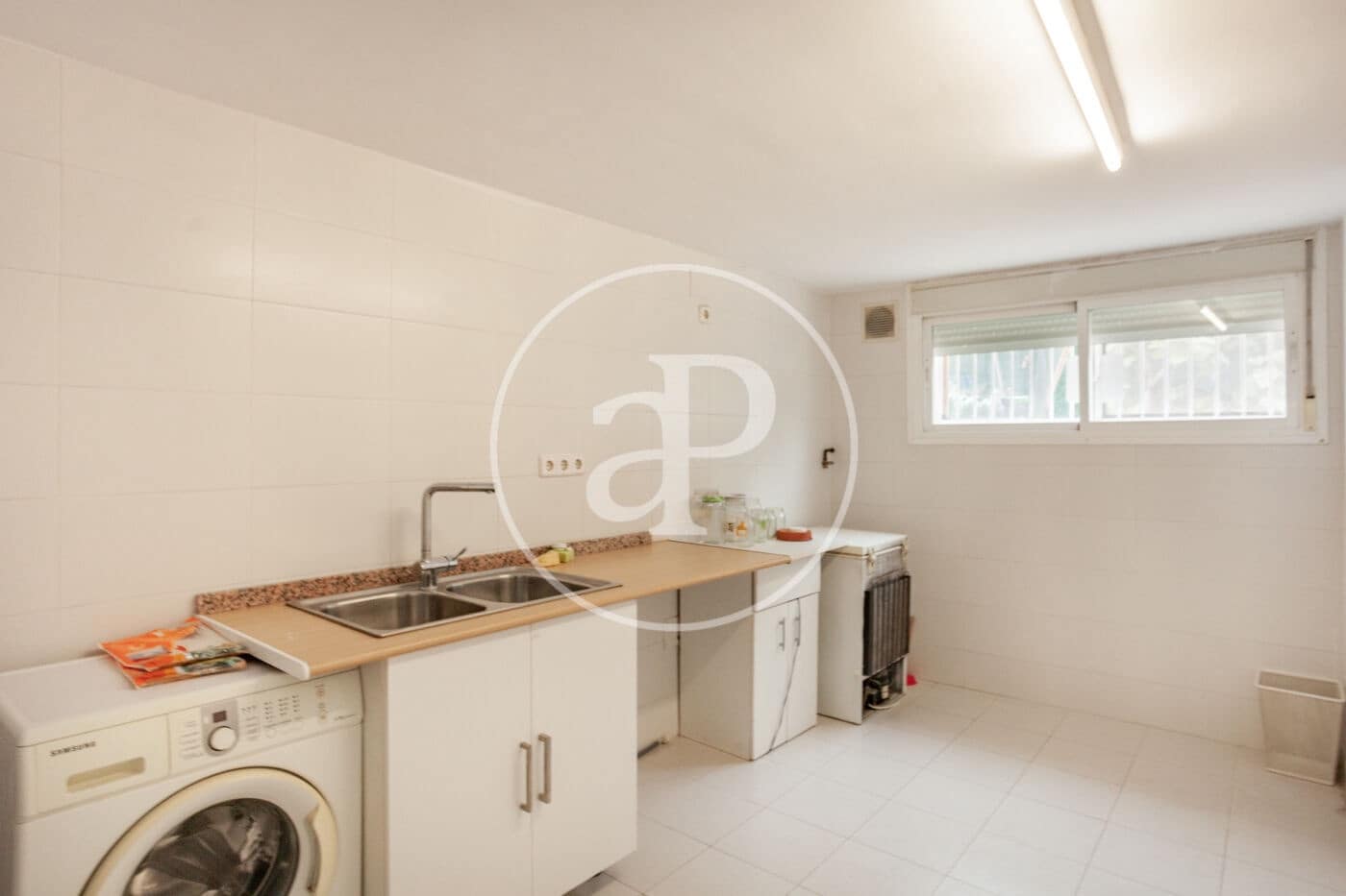 5 bedroom Villa for rent in Madrid city with garage - € 2,800 (Ref: 9861879)