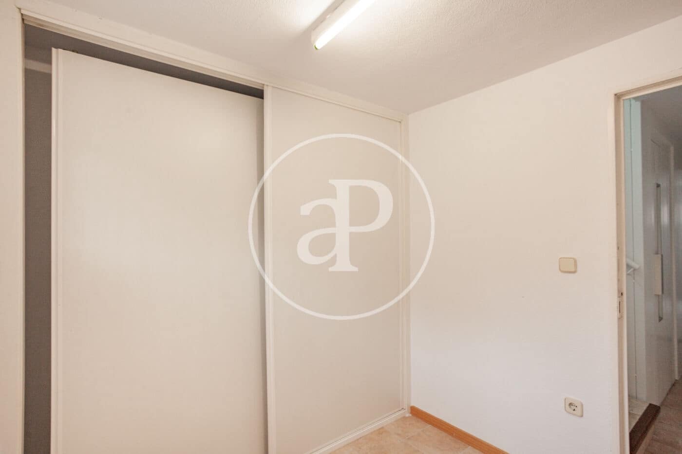 5 bedroom Villa for rent in Madrid city with garage - € 2,800 (Ref: 9861879)