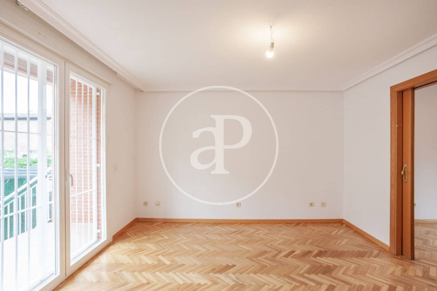 5 bedroom Villa for rent in Madrid city with garage - € 2,800 (Ref: 9861879)