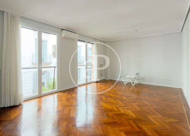 Appartement de 1 chambre à louer à Embajadores, Madrid ville - 1 850 € (Ref: 9878943)
