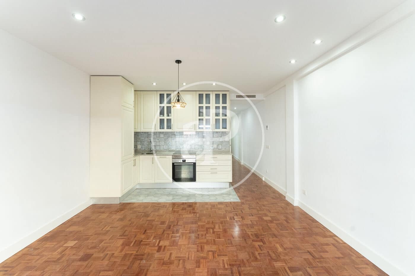 2 soverom Leilighet til leie i Madrid by med garasje - € 2 100 (Ref: 9890392)