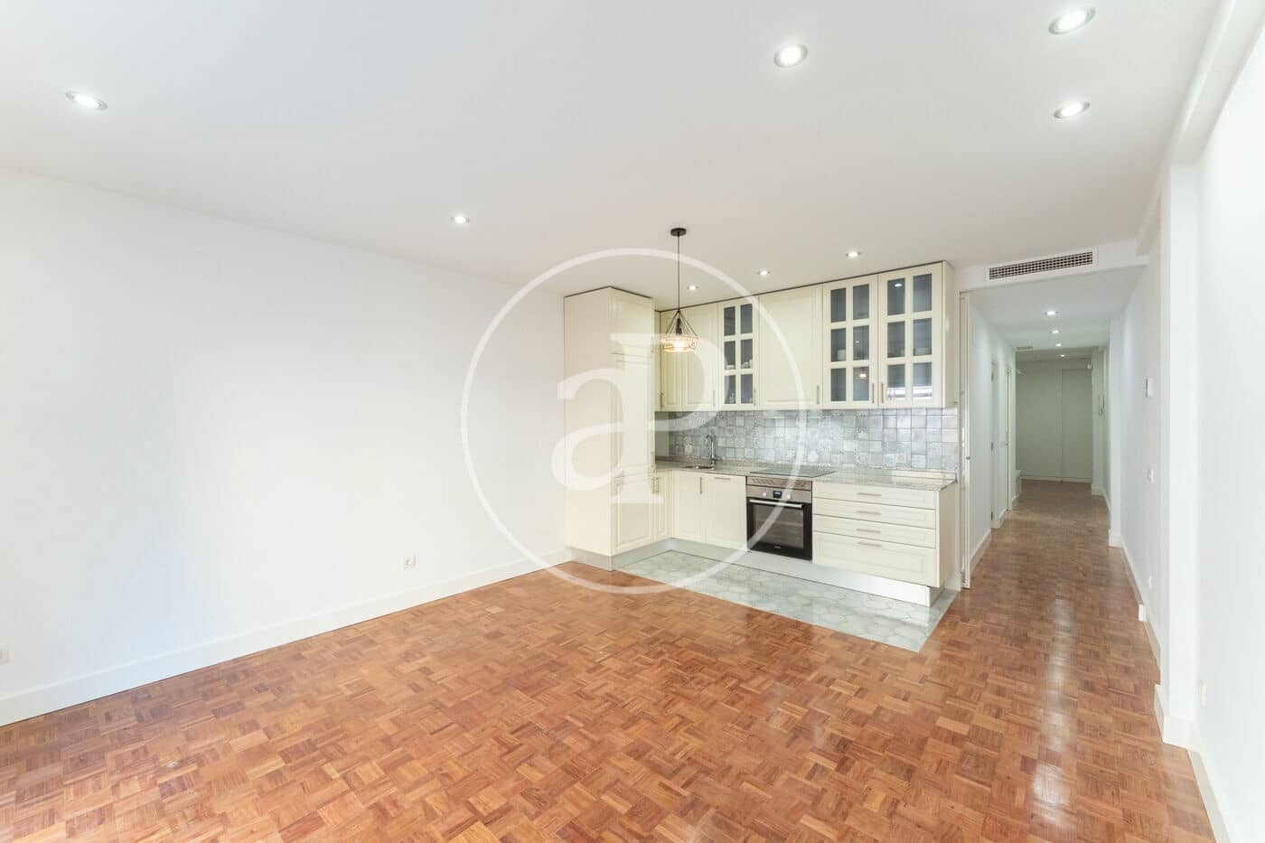 2 soverom Leilighet til leie i Madrid by med garasje - € 2 100 (Ref: 9890392)