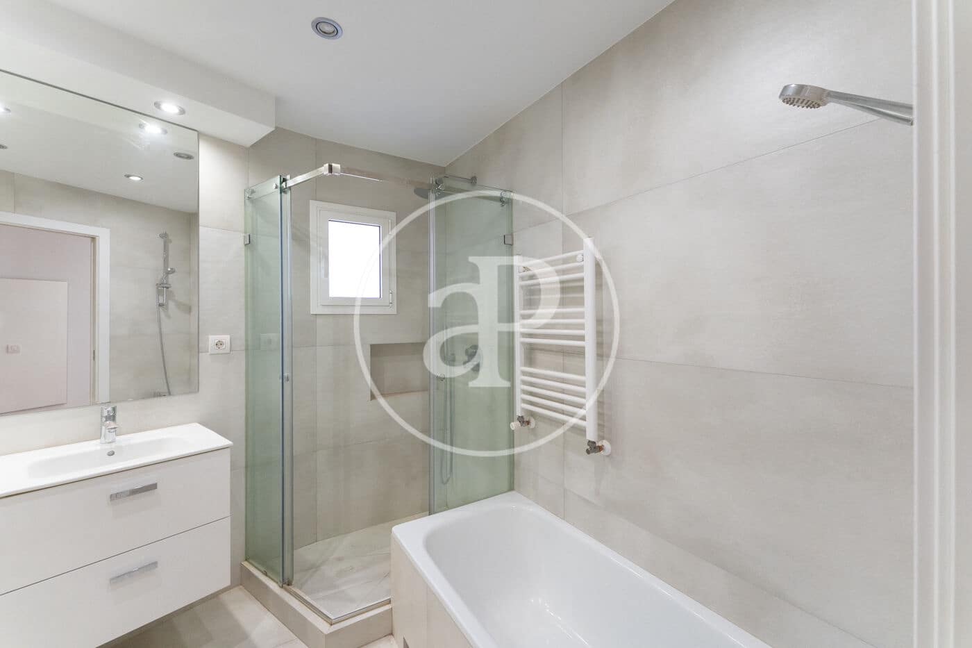 2 soverom Leilighet til leie i Madrid by med garasje - € 2 100 (Ref: 9890392)