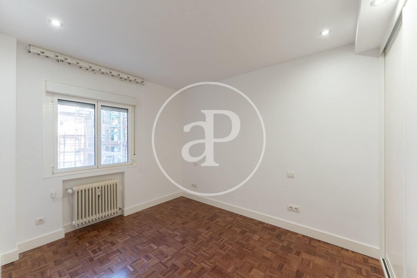 2 soverom Leilighet til leie i Madrid by med garasje - € 2 100 (Ref: 9890392)