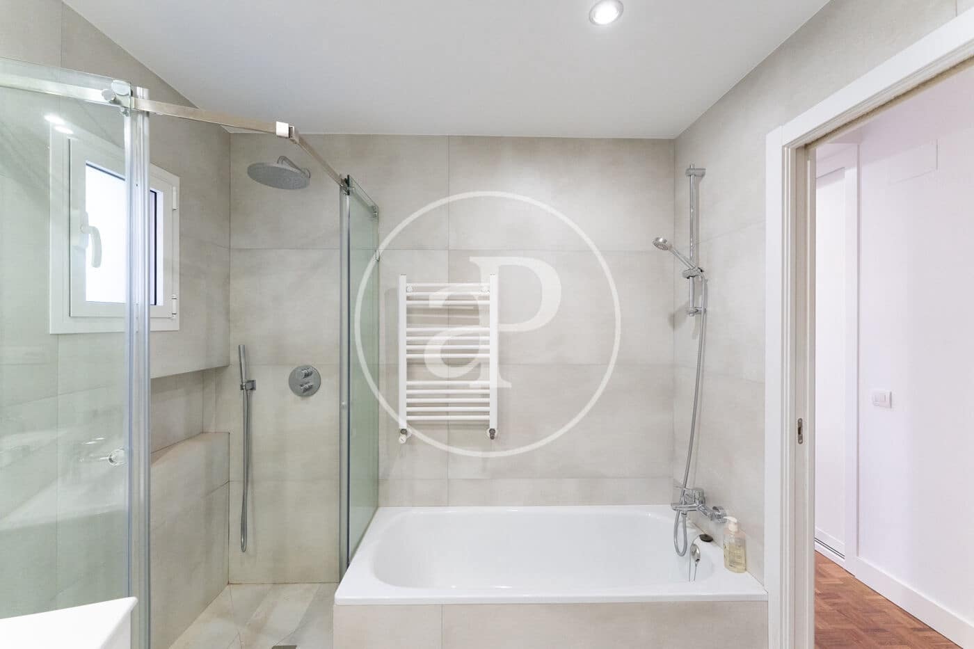 2 soverom Leilighet til leie i Madrid by med garasje - € 2 100 (Ref: 9890392)