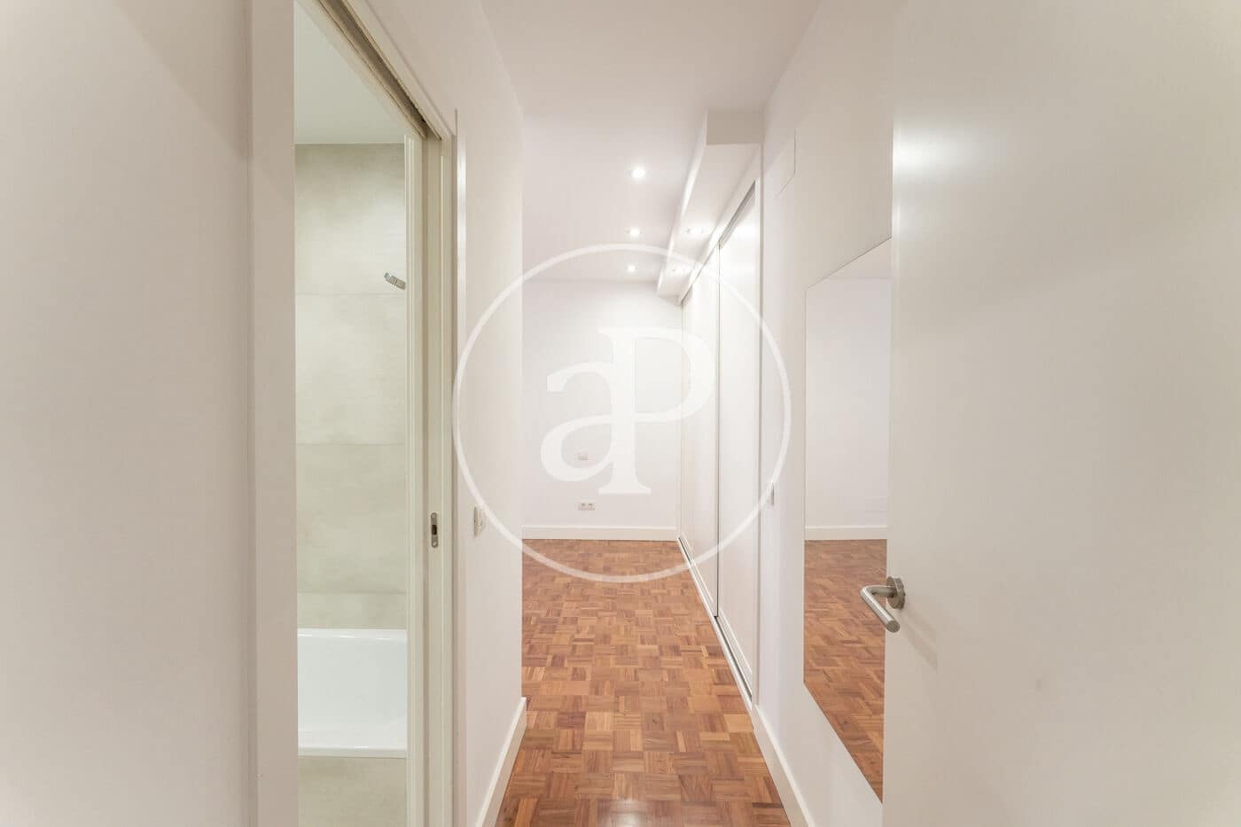 2 soverom Leilighet til leie i Madrid by med garasje - € 2 100 (Ref: 9890392)