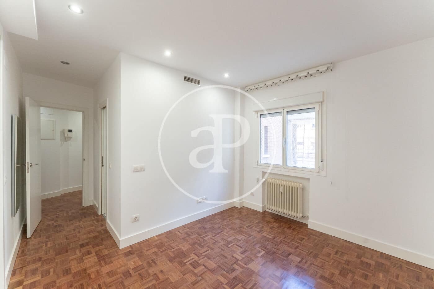 2 soverom Leilighet til leie i Madrid by med garasje - € 2 100 (Ref: 9890392)