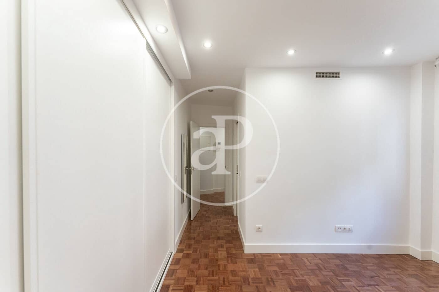 2 soverom Leilighet til leie i Madrid by med garasje - € 2 100 (Ref: 9890392)