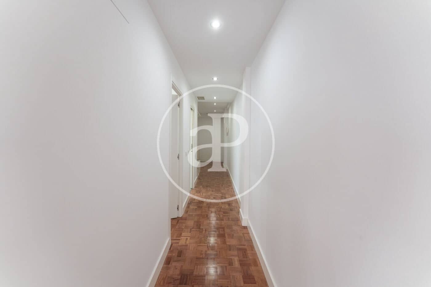 2 soverom Leilighet til leie i Madrid by med garasje - € 2 100 (Ref: 9890392)