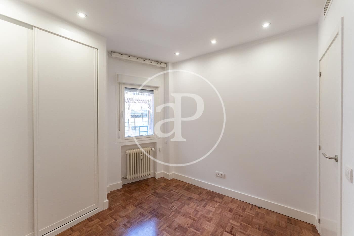 2 soverom Leilighet til leie i Madrid by med garasje - € 2 100 (Ref: 9890392)