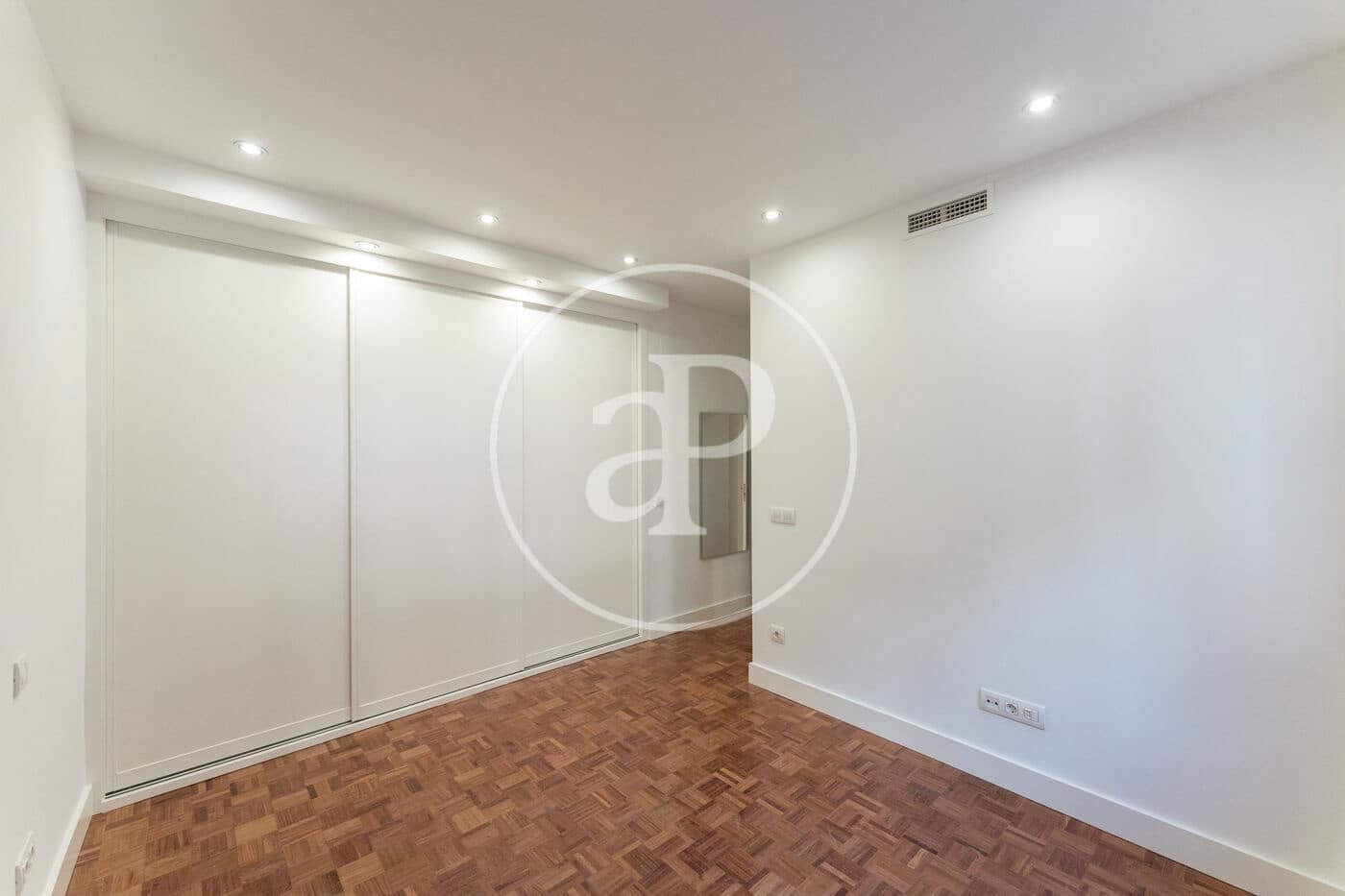 2 soverom Leilighet til leie i Madrid by med garasje - € 2 100 (Ref: 9890392)