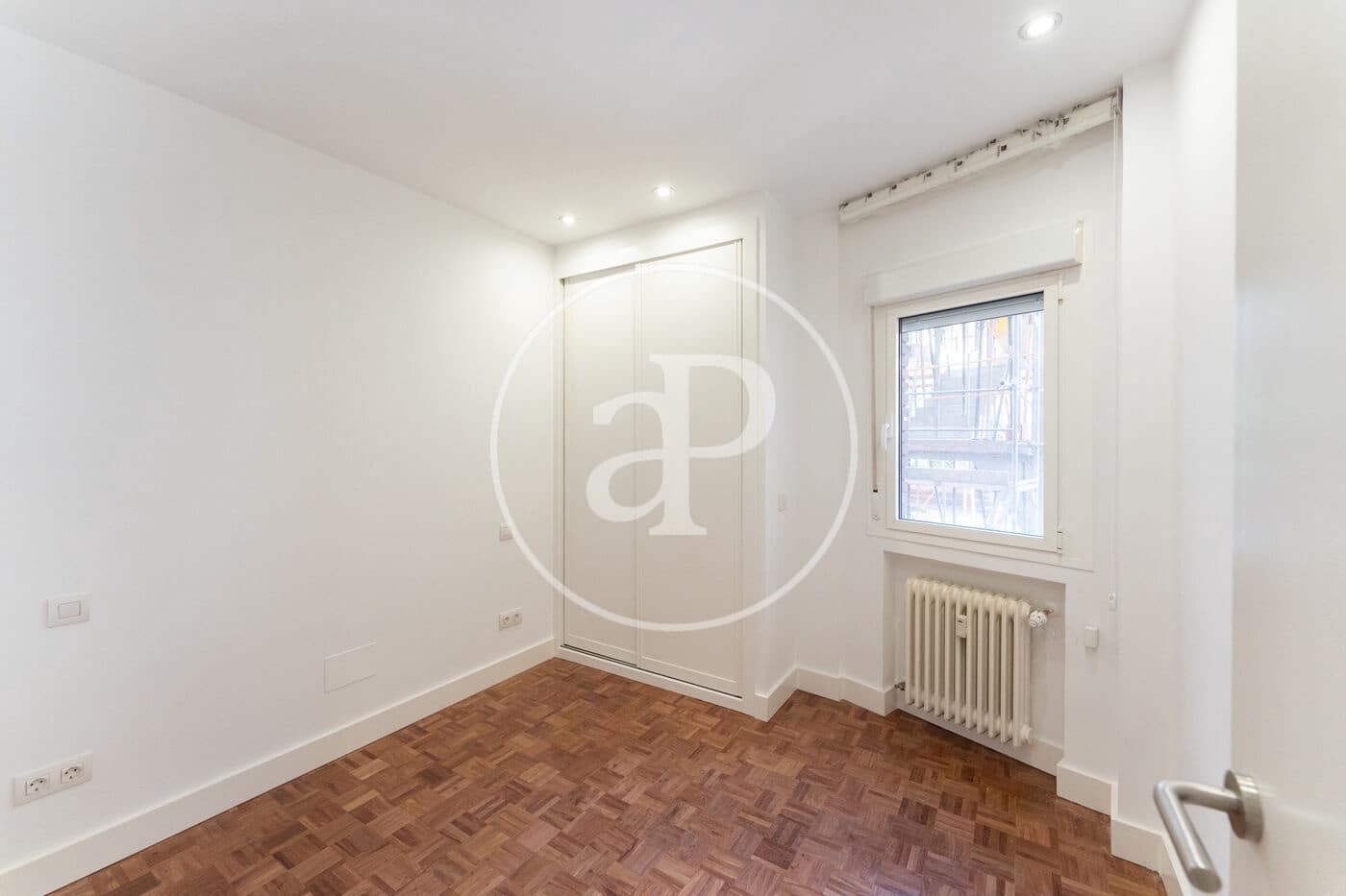 2 soverom Leilighet til leie i Madrid by med garasje - € 2 100 (Ref: 9890392)