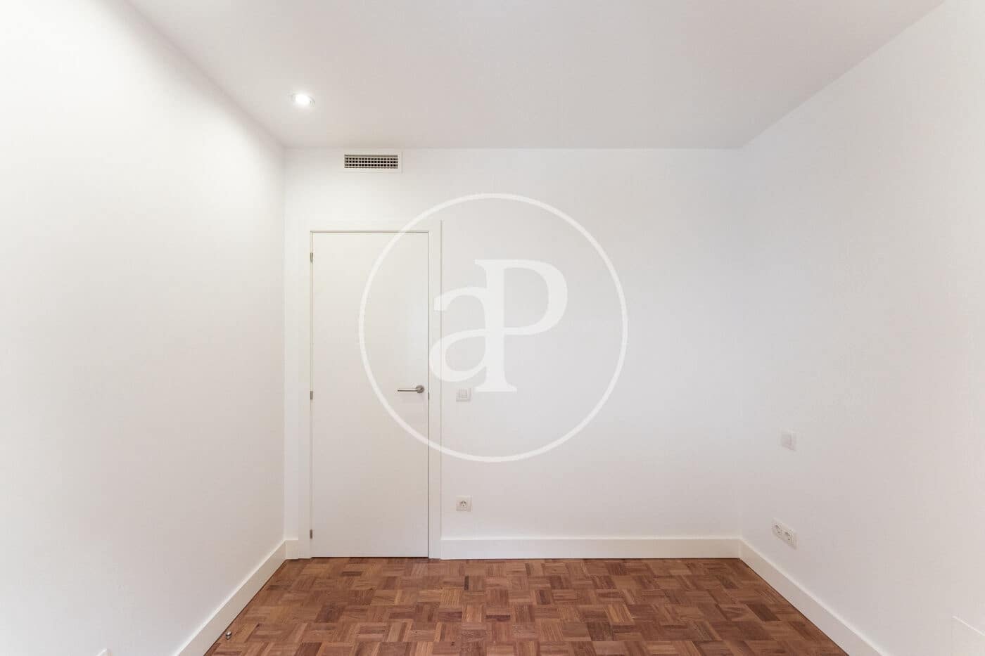 2 soverom Leilighet til leie i Madrid by med garasje - € 2 100 (Ref: 9890392)