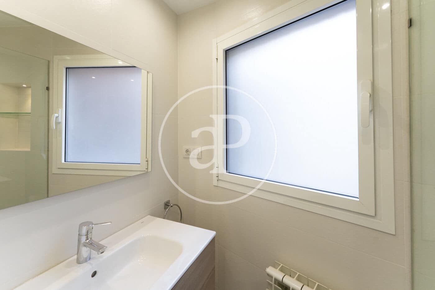 2 soverom Leilighet til leie i Madrid by med garasje - € 2 100 (Ref: 9890392)