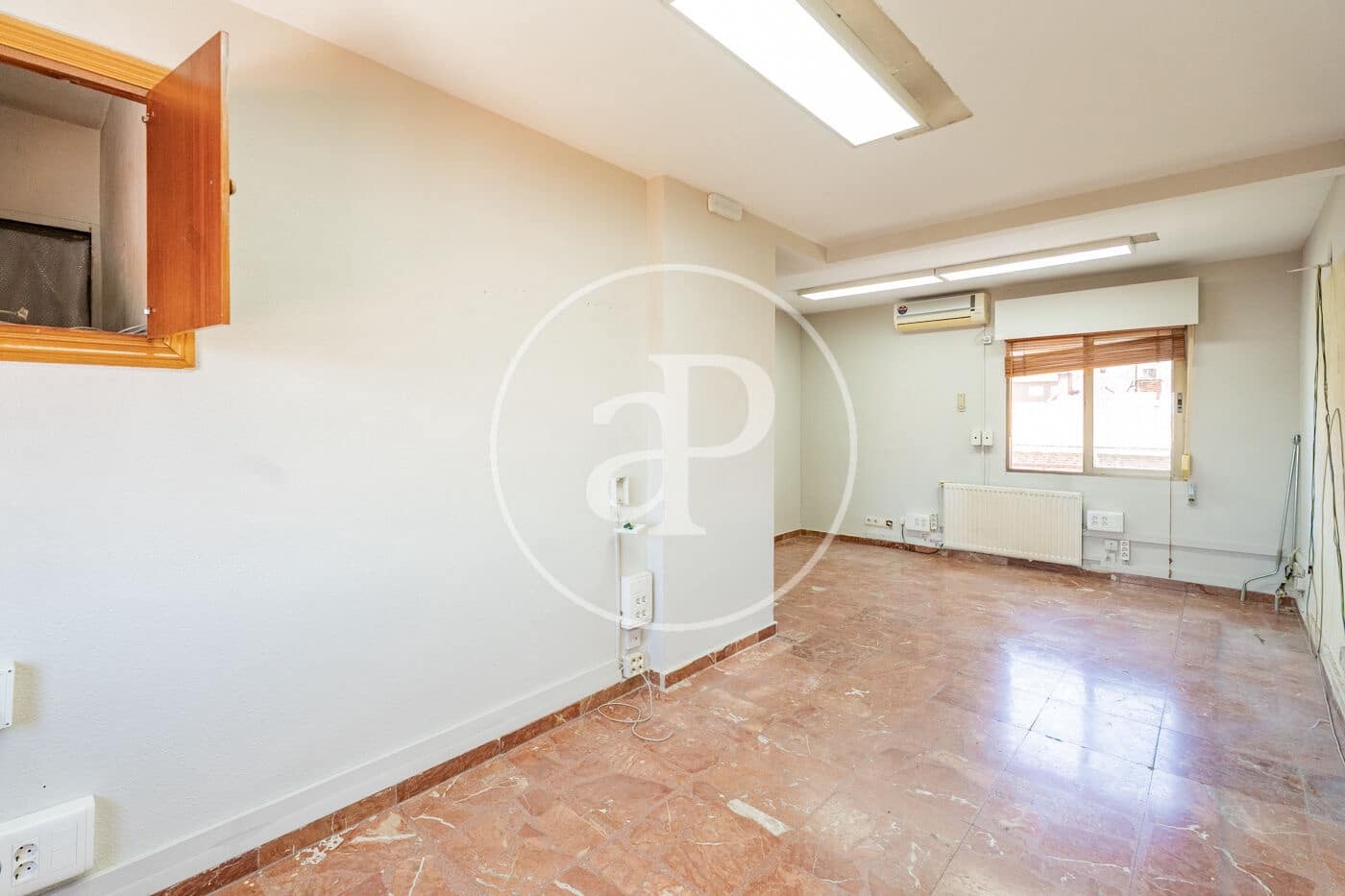 Chalet de 8 habitaciones en Madrid ciudad en venta - 875.000 € (Ref: 9890394)