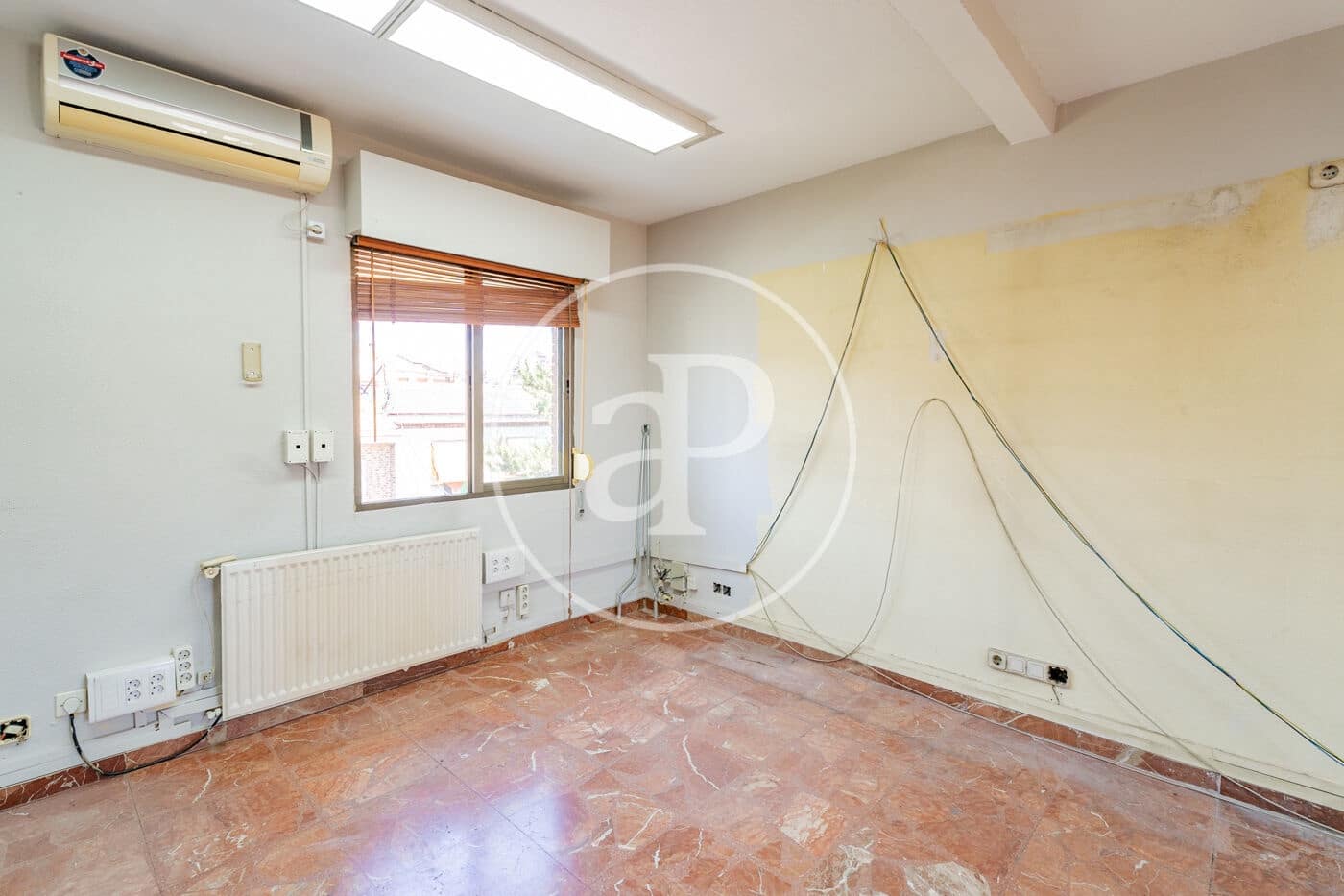 Chalet de 8 habitaciones en Madrid ciudad en venta - 875.000 € (Ref: 9890394)