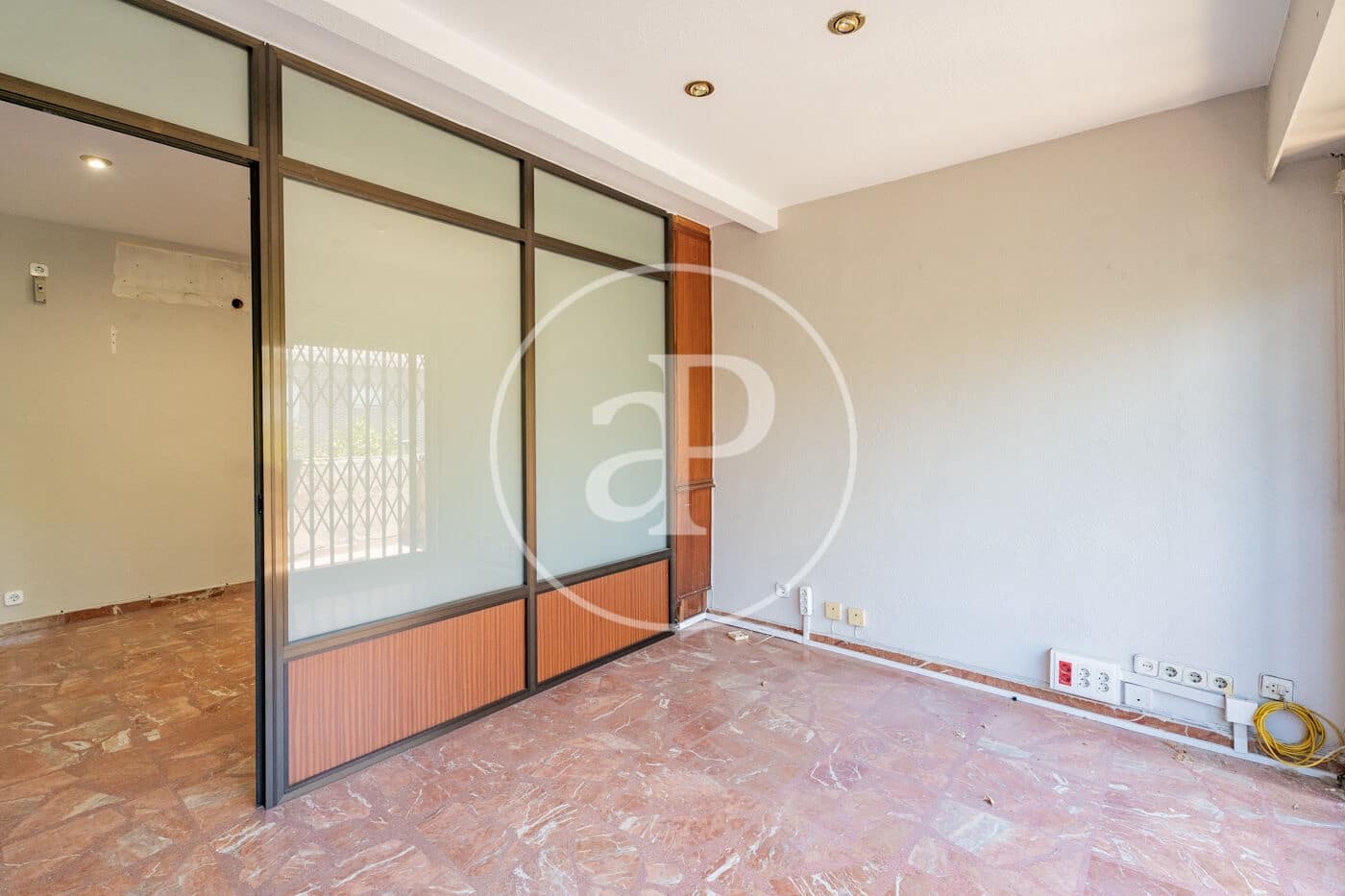 Chalet de 8 habitaciones en Madrid ciudad en venta - 875.000 € (Ref: 9890394)