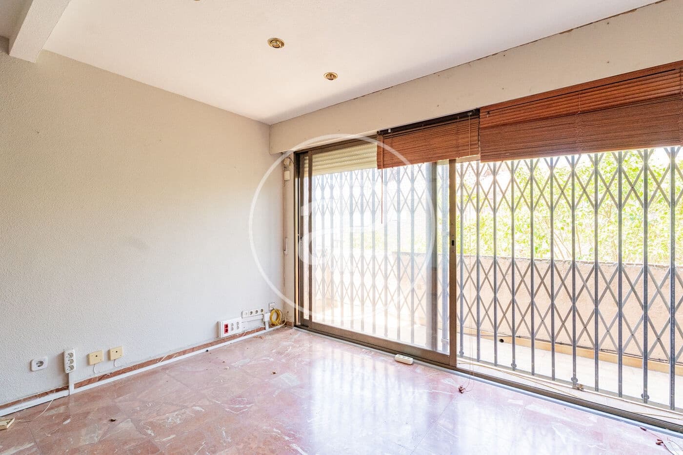 Chalet de 8 habitaciones en Madrid ciudad en venta - 875.000 € (Ref: 9890394)