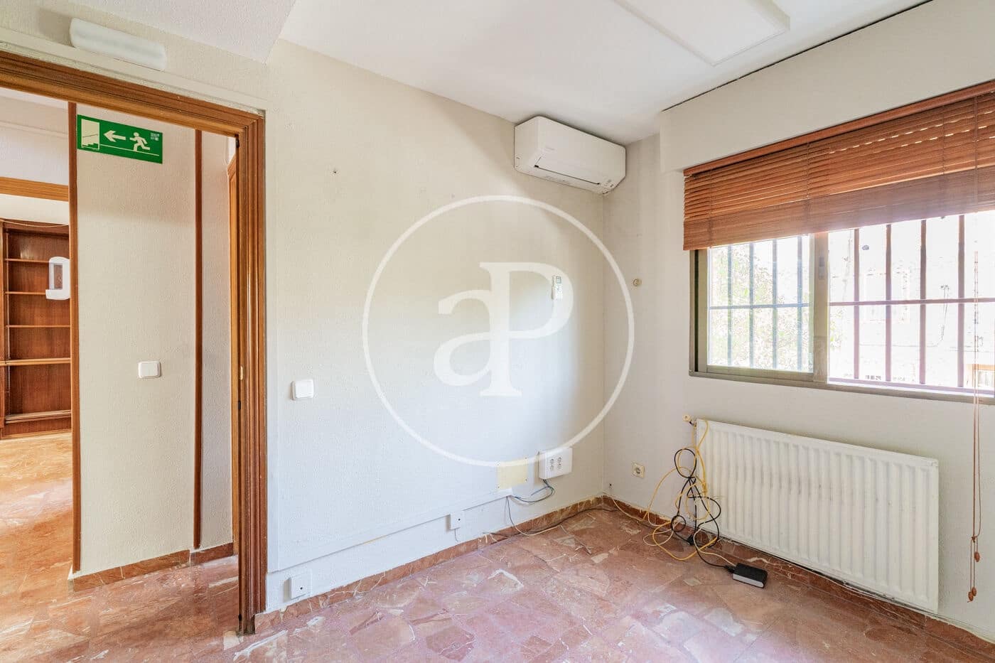 Chalet de 8 habitaciones en Madrid ciudad en venta - 875.000 € (Ref: 9890394)