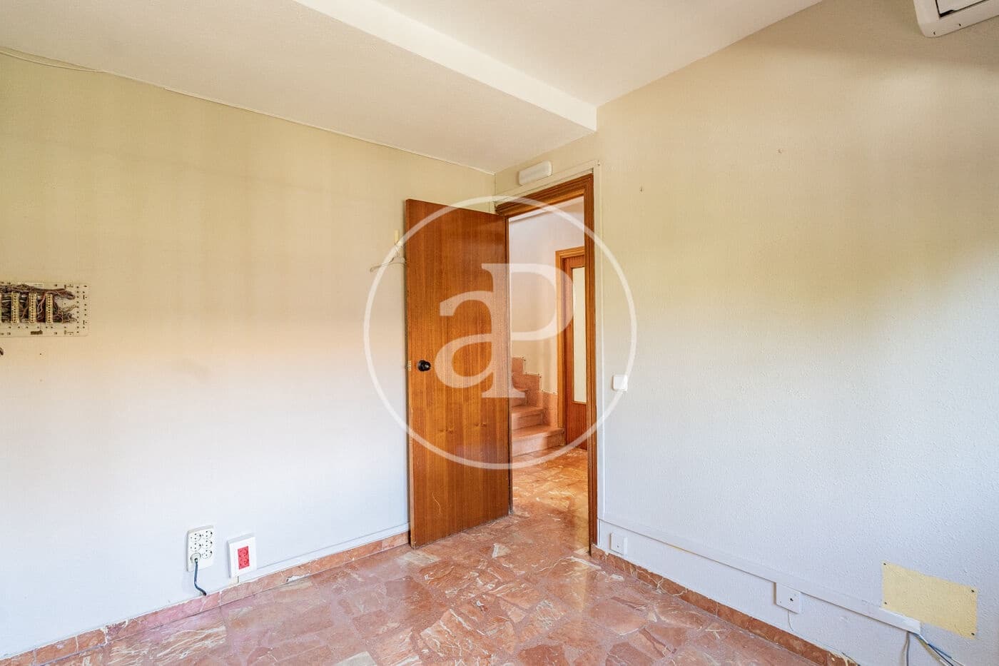 Chalet de 8 habitaciones en Madrid ciudad en venta - 875.000 € (Ref: 9890394)