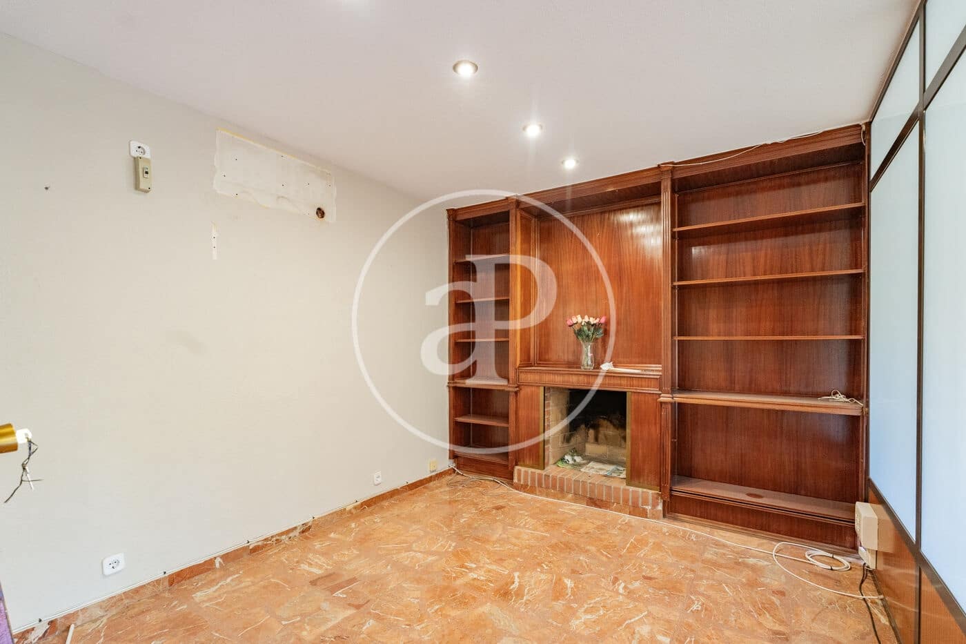 Chalet de 8 habitaciones en Madrid ciudad en venta - 875.000 € (Ref: 9890394)