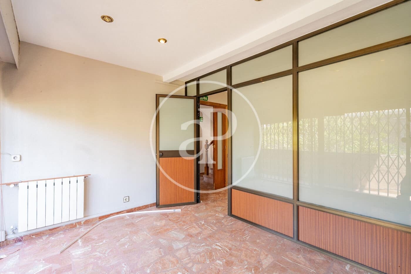 Chalet de 8 habitaciones en Madrid ciudad en venta - 875.000 € (Ref: 9890394)