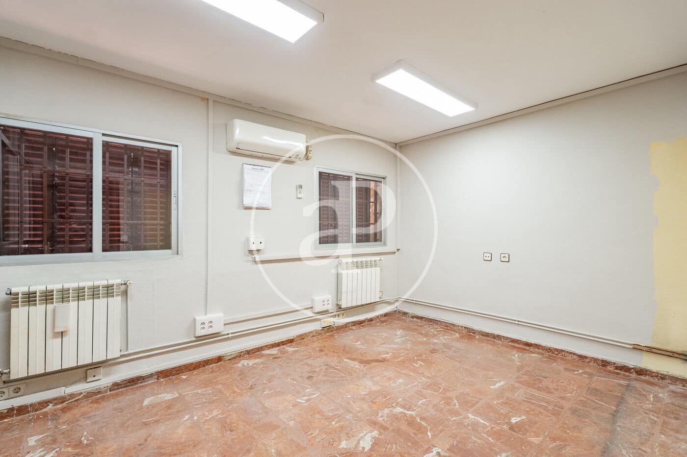 Chalet de 8 habitaciones en Madrid ciudad en venta - 875.000 € (Ref: 9890394)