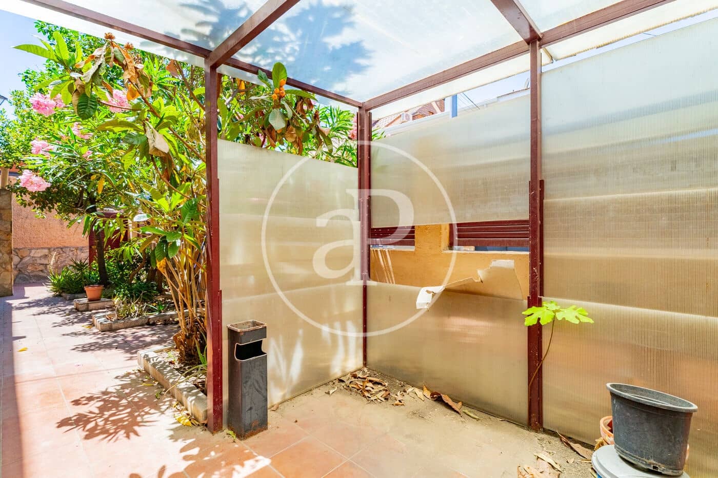 Chalet de 8 habitaciones en Madrid ciudad en venta - 875.000 € (Ref: 9890394)
