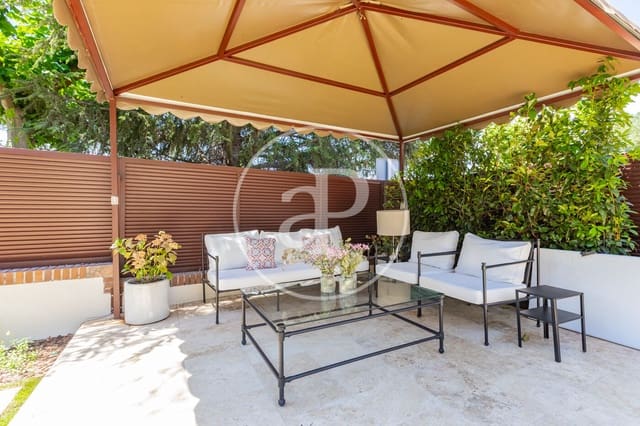 6 bedroom Villa for rent in Las Rozas de Madrid - € 4,500 (Ref: 9892390)