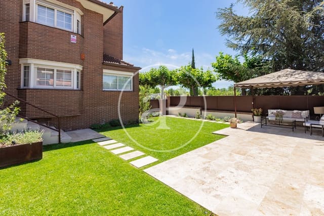 6 bedroom Villa for rent in Las Rozas de Madrid - € 4,500 (Ref: 9892390)
