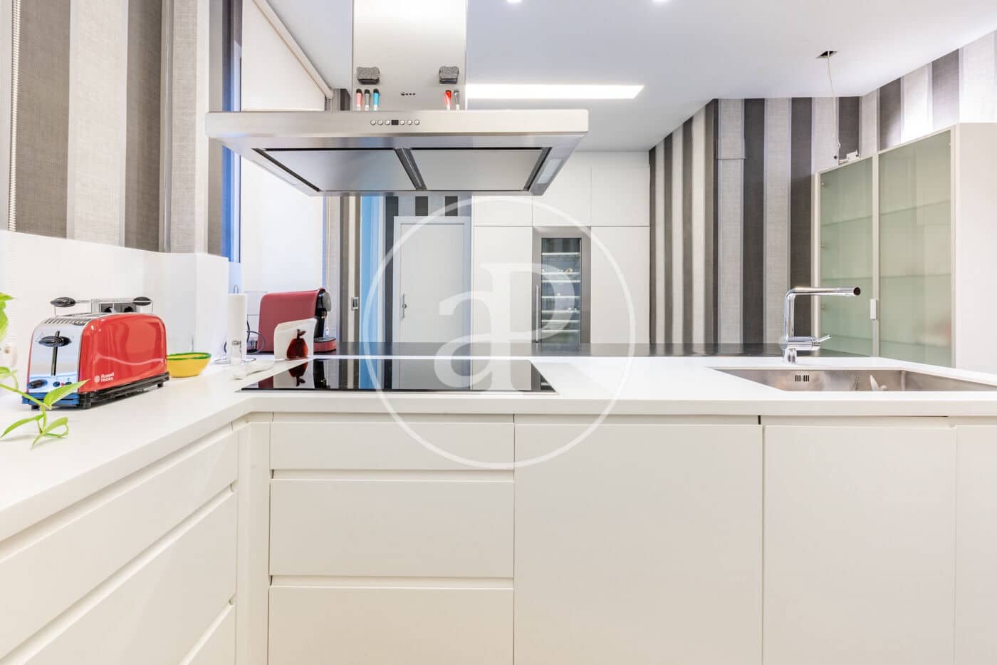4 slaapkamer Appartement te huur in Madrid stad met garage - € 6.900 (Ref: 9892393)