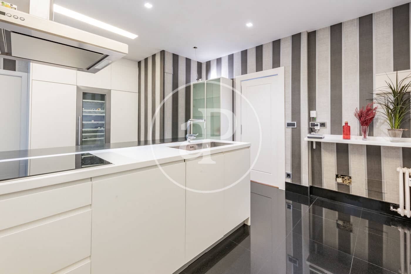 4 slaapkamer Appartement te huur in Madrid stad met garage - € 6.900 (Ref: 9892393)
