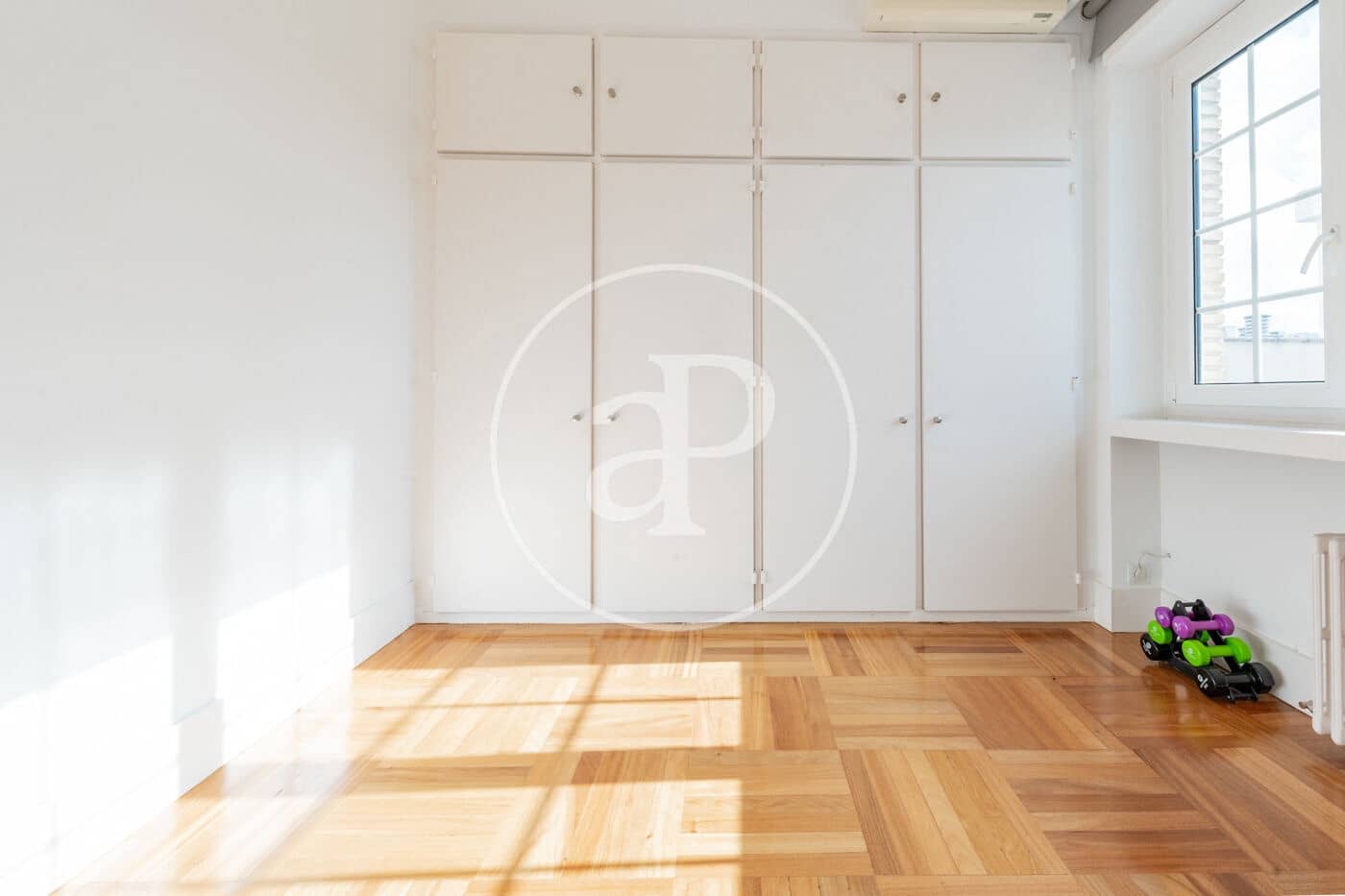 4 slaapkamer Appartement te huur in Madrid stad met garage - € 6.900 (Ref: 9892393)