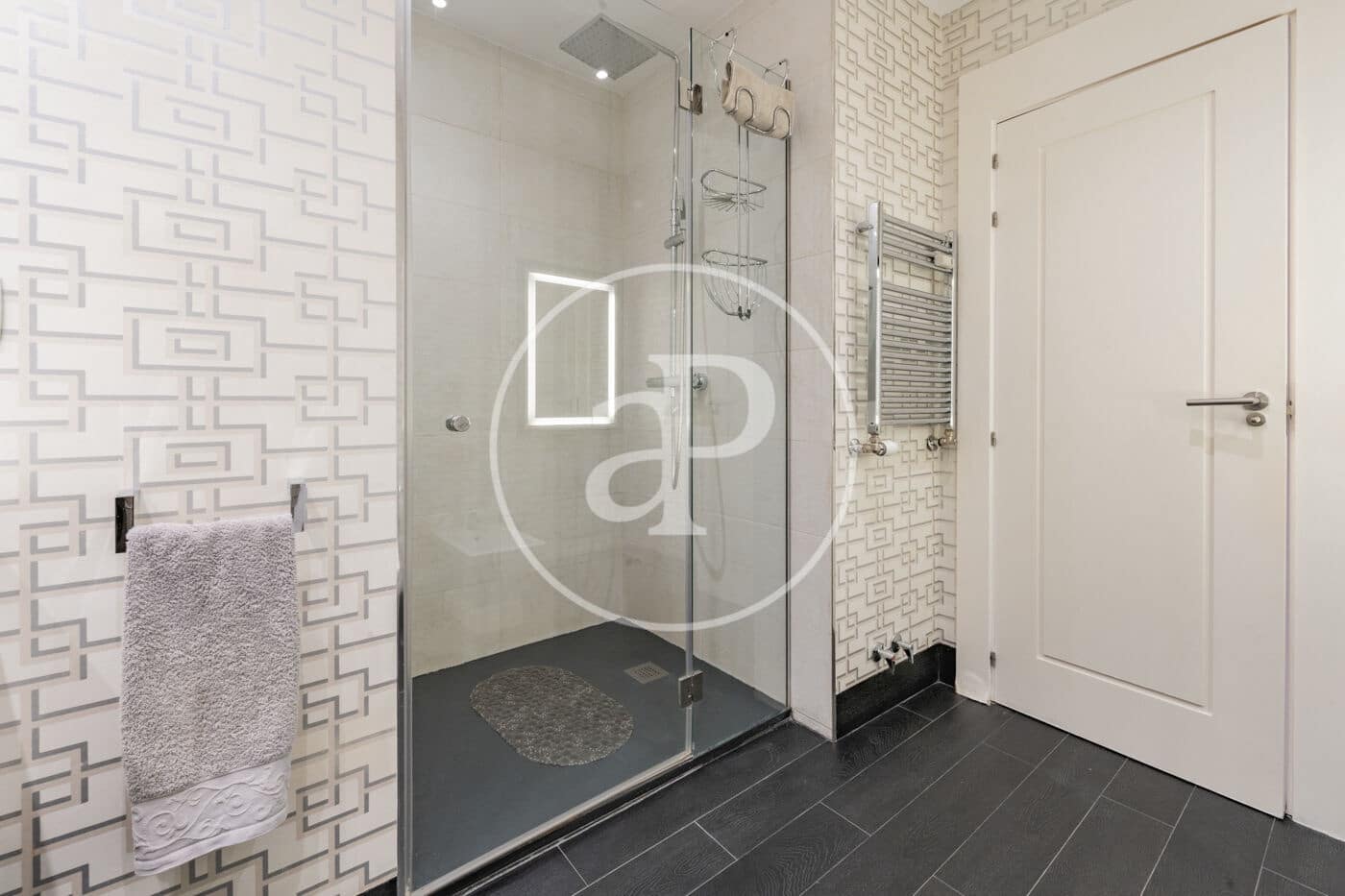 4 slaapkamer Appartement te huur in Madrid stad met garage - € 6.900 (Ref: 9892393)