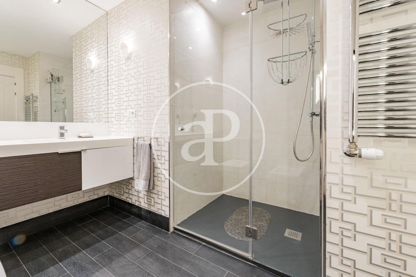 4 slaapkamer Appartement te huur in Madrid stad met garage - € 6.900 (Ref: 9892393)