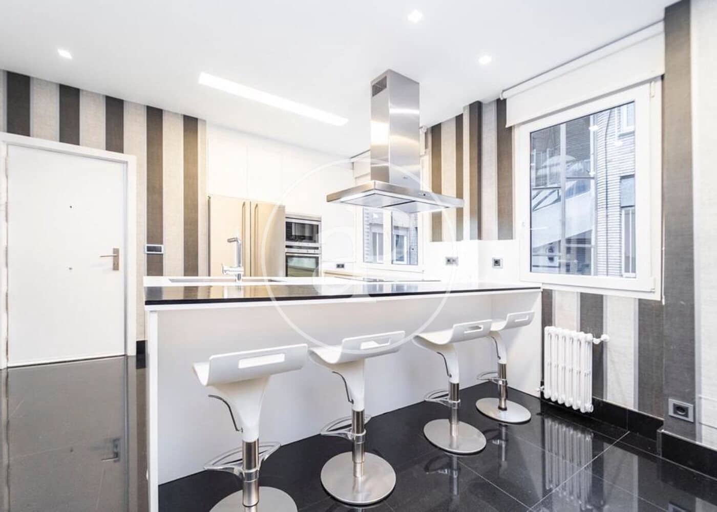4 bedroom Apartment for rent in Madrid city with garage - € 6,900 (Ref: 9892393)