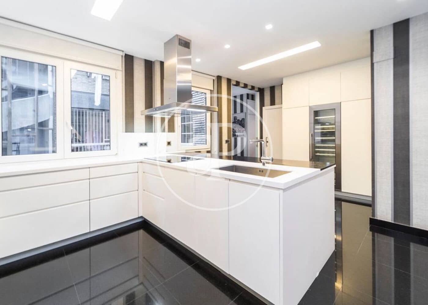 4 bedroom Apartment for rent in Madrid city with garage - € 6,900 (Ref: 9892393)