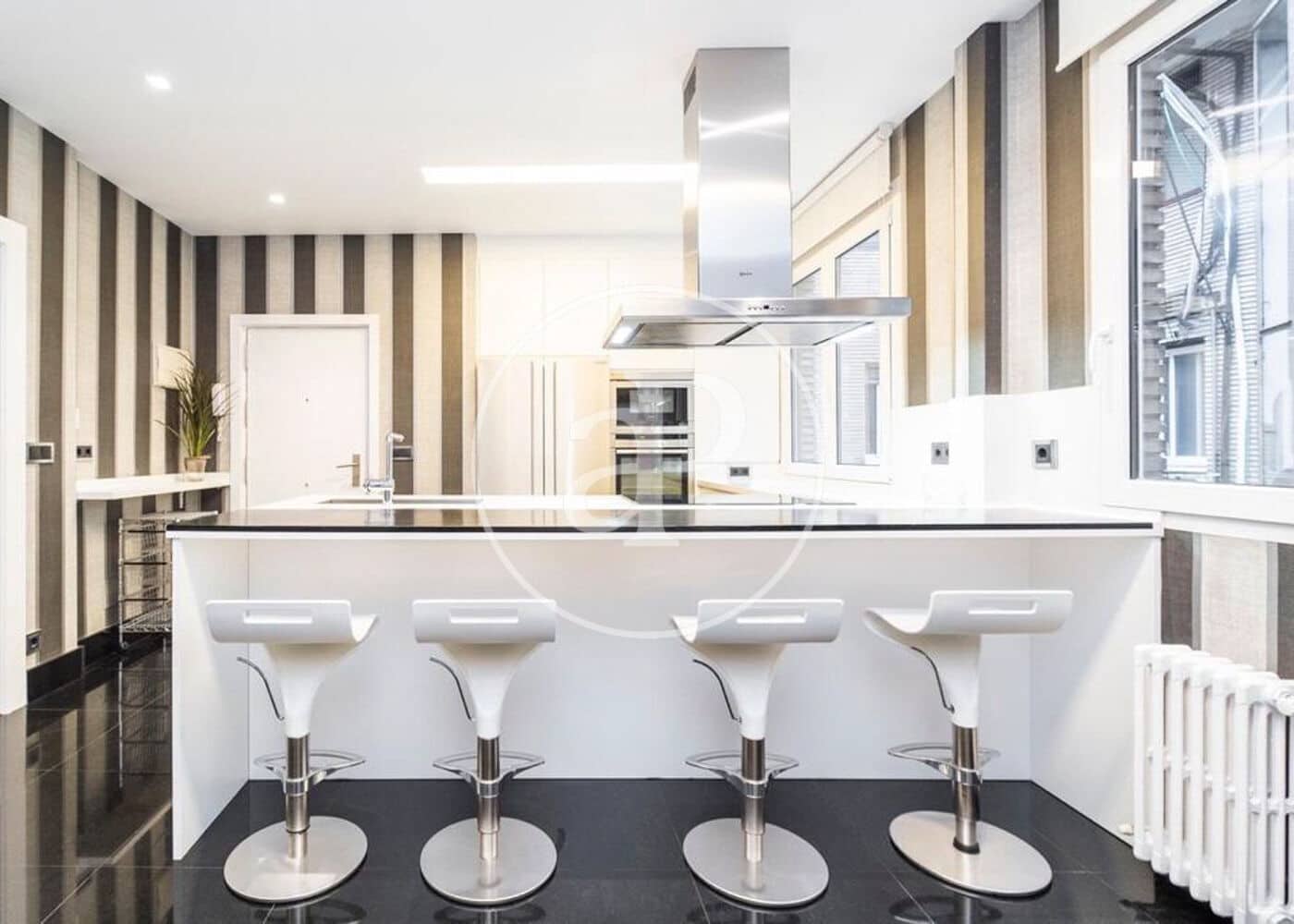 4 bedroom Apartment for rent in Madrid city with garage - € 6,900 (Ref: 9892393)