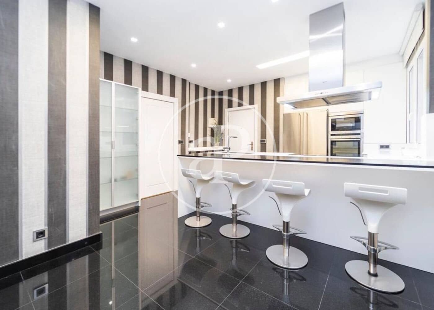 4 bedroom Apartment for rent in Madrid city with garage - € 6,900 (Ref: 9892393)