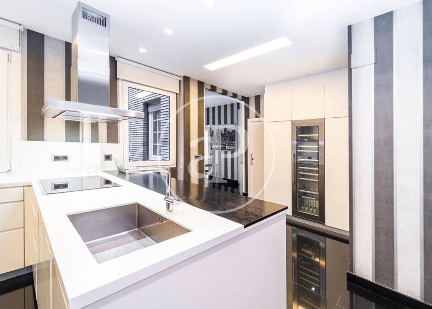 4 bedroom Apartment for rent in Madrid city with garage - € 6,900 (Ref: 9892393)
