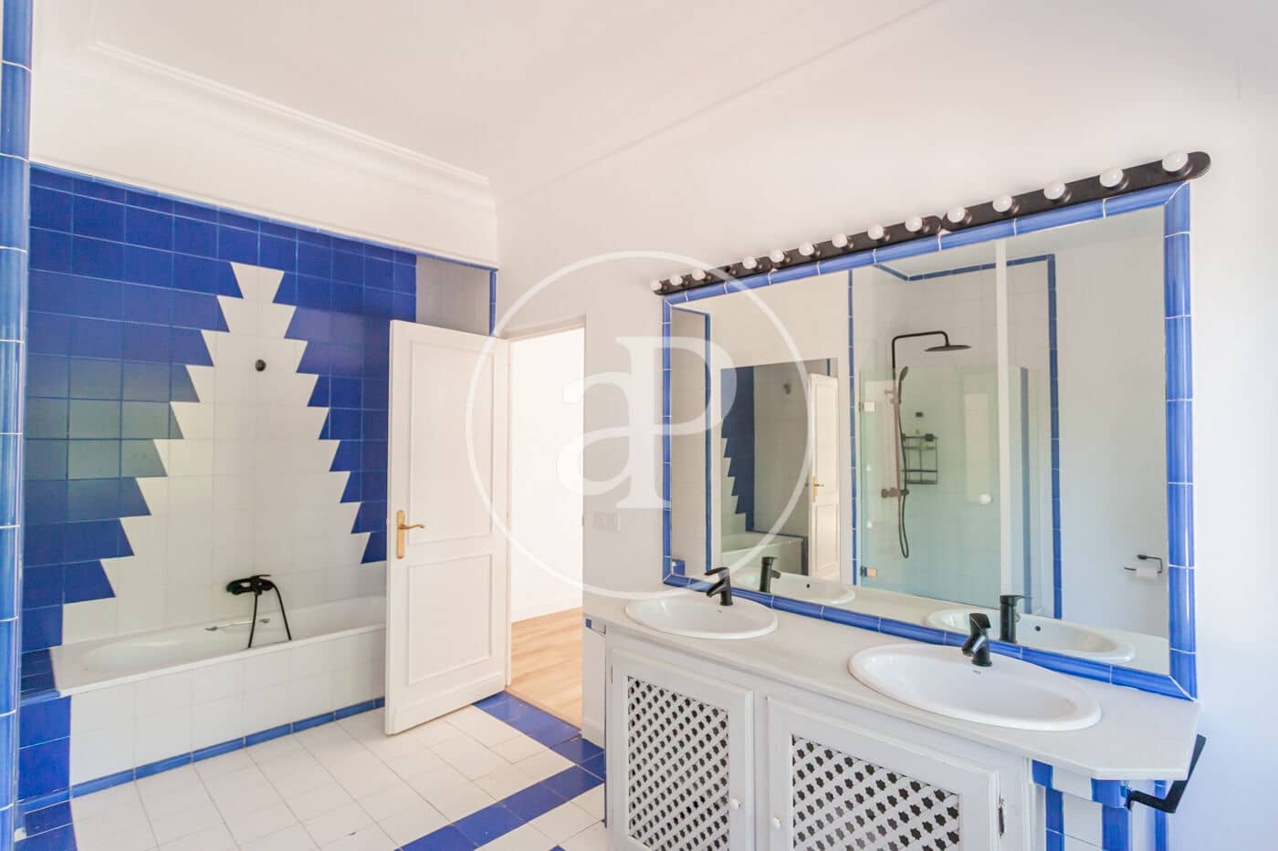 5 bedroom Villa for sale in Villanueva de la Canada - € 1,680,000 (Ref: 9896838)