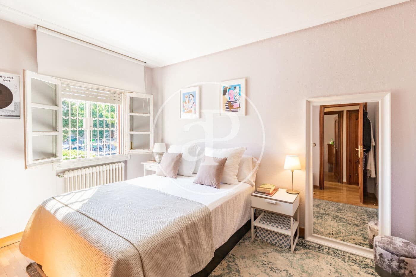 Chalet de 6 habitaciones en Madrid ciudad en venta - 1.300.000 € (Ref: 9896839)
