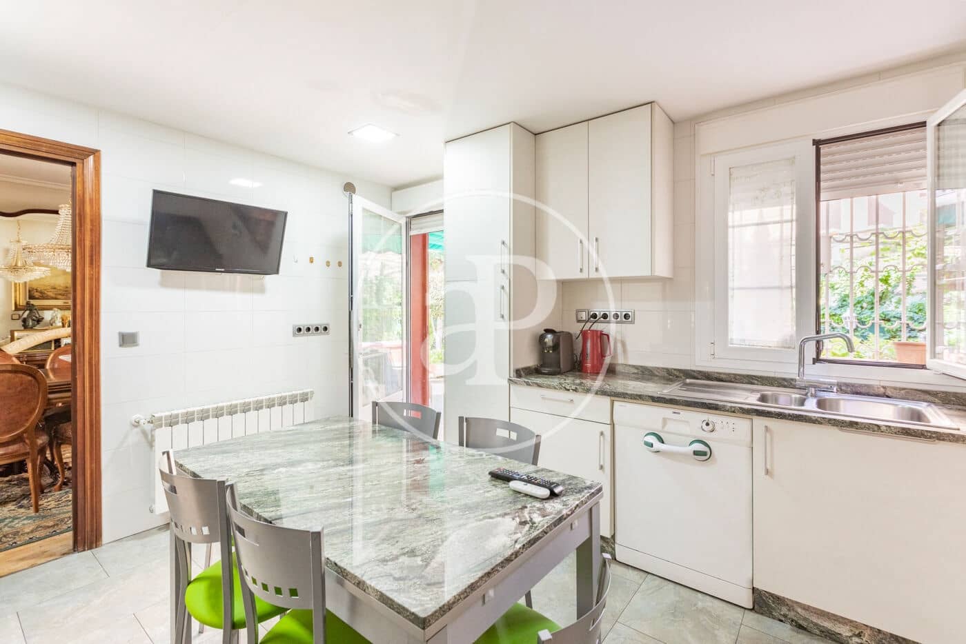 Chalet de 6 habitaciones en Madrid ciudad en venta - 1.300.000 € (Ref: 9896839)