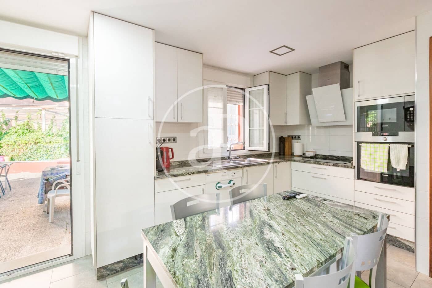 Chalet de 6 habitaciones en Madrid ciudad en venta - 1.300.000 € (Ref: 9896839)