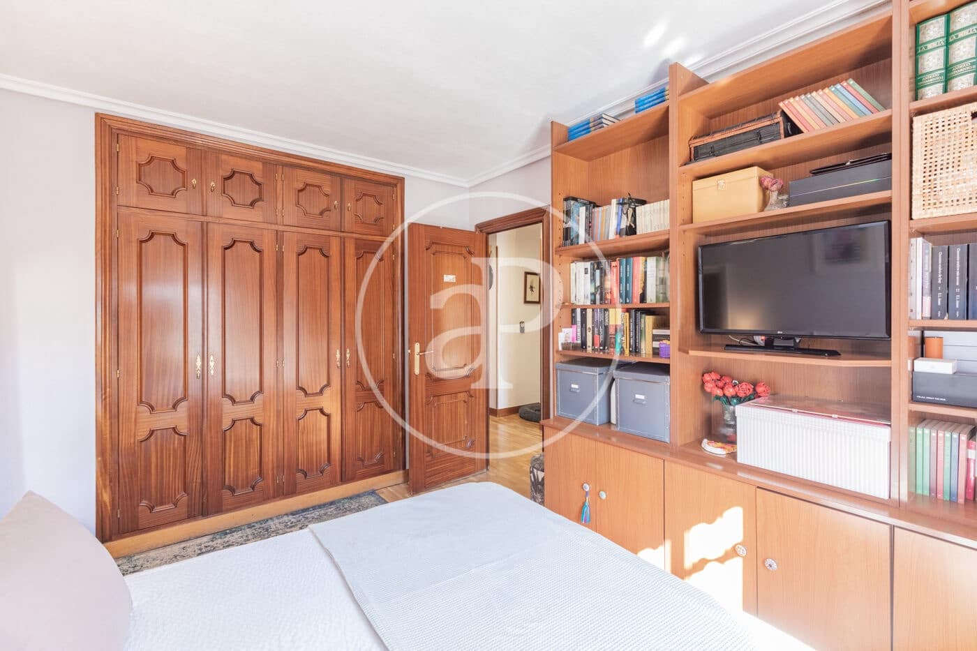 Chalet de 6 habitaciones en Madrid ciudad en venta - 1.300.000 € (Ref: 9896839)
