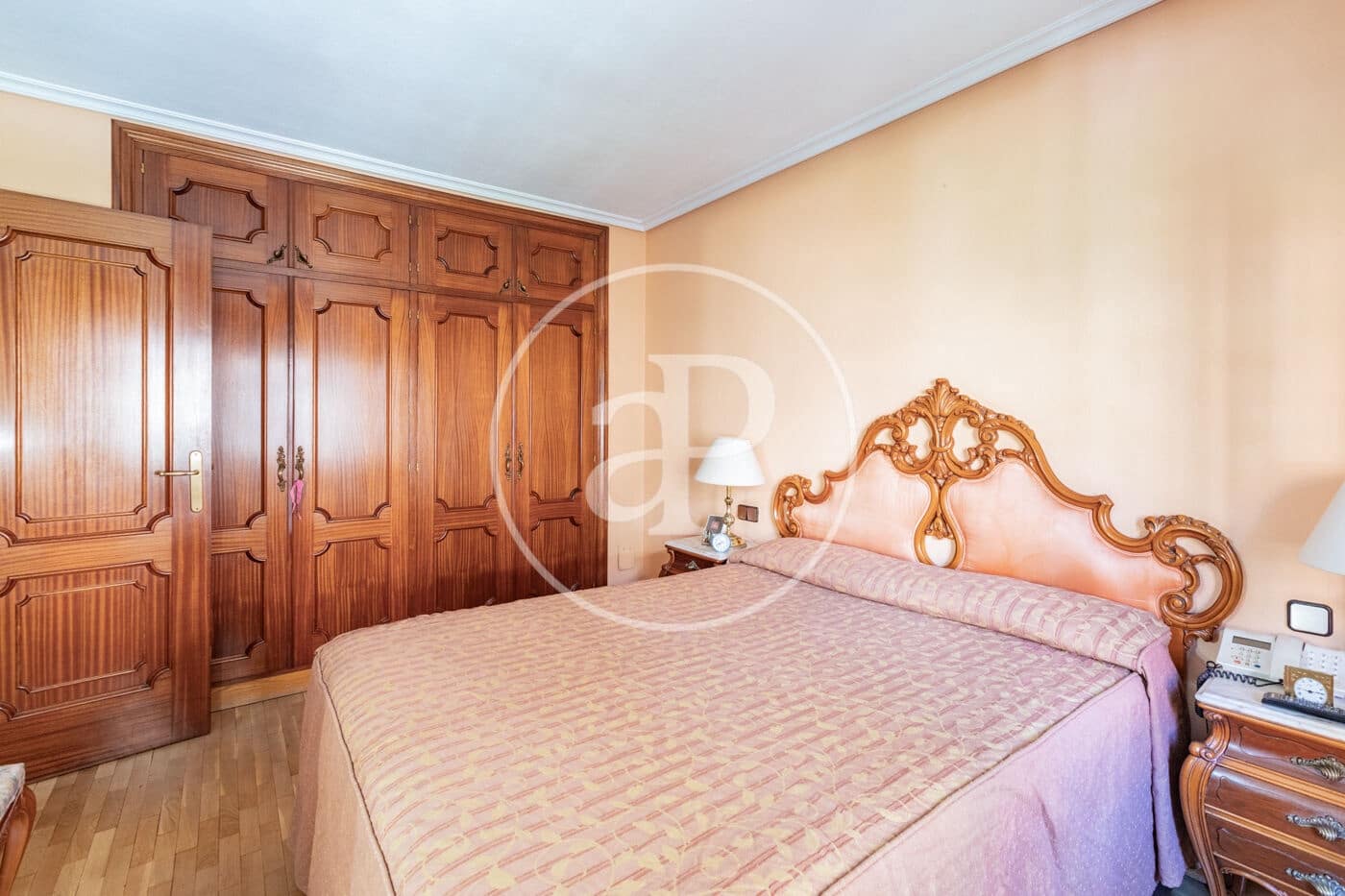 Chalet de 6 habitaciones en Madrid ciudad en venta - 1.300.000 € (Ref: 9896839)
