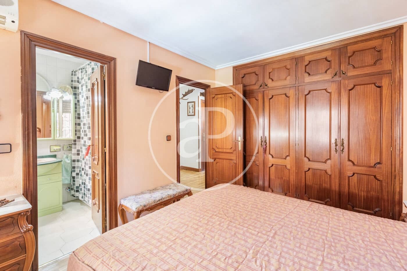 Chalet de 6 habitaciones en Madrid ciudad en venta - 1.300.000 € (Ref: 9896839)