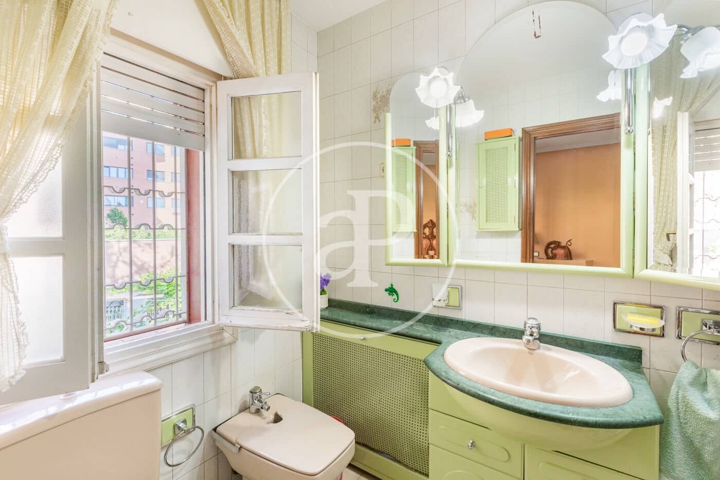 Chalet de 6 habitaciones en Madrid ciudad en venta - 1.300.000 € (Ref: 9896839)