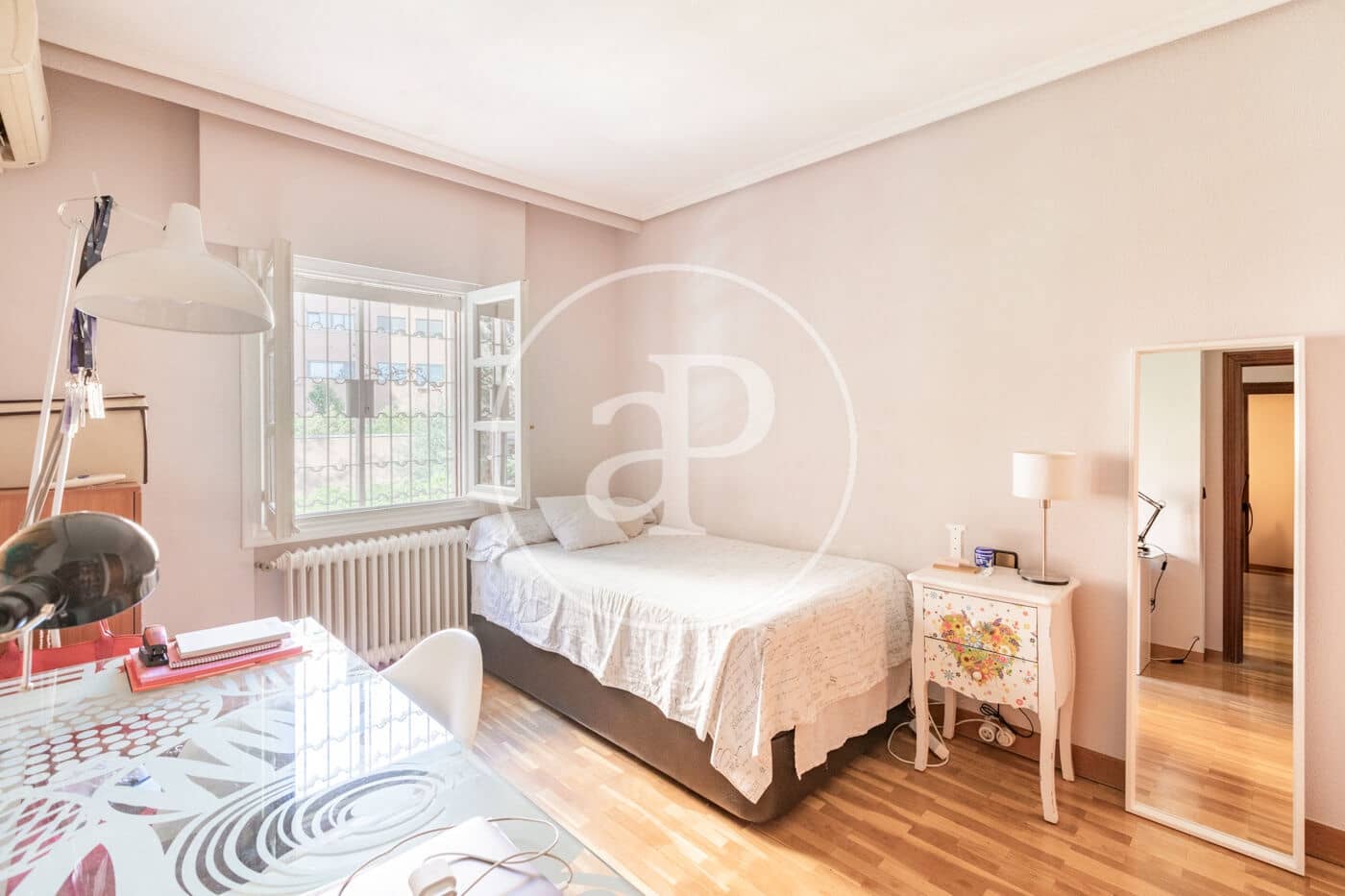 Chalet de 6 habitaciones en Madrid ciudad en venta - 1.300.000 € (Ref: 9896839)